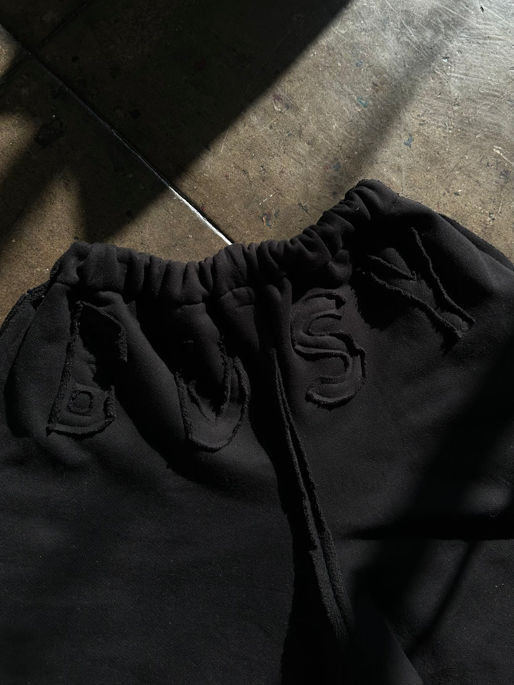BUSY CUT SWEAT PANTS