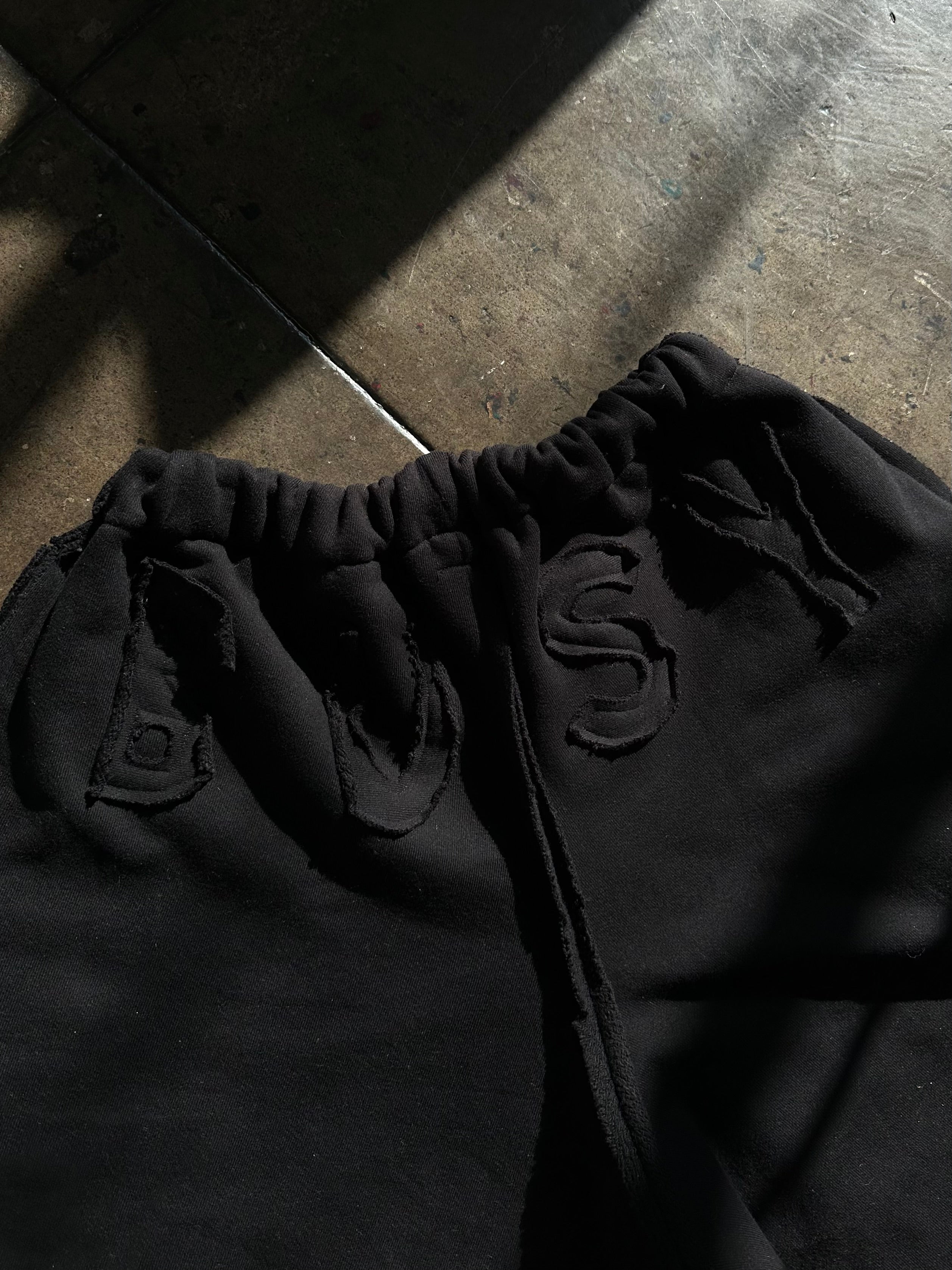BUSY CUT SWEAT PANTS